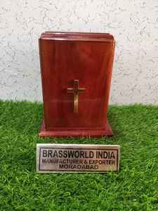 Urna grande de madera con caja brillante cruzada segura de BRASSWORLD INDIA Funeral Supplies - Product Image 2