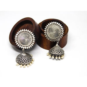 Pendientes de estilo indio para mujeres y niñas, aretes de jhumka con forma redonda, de latón y plata, de último diseño - Product Image 1