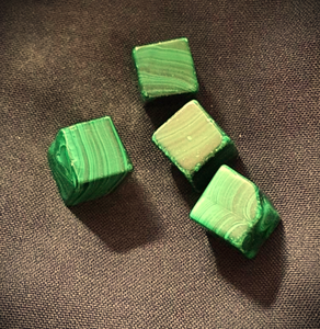 Bloc et cube de malachite verte polie, pierre précieuse naturelle, décoration 25-30 mm - Product Image 2