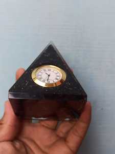 Tourmaline ชิปหินคริสตัลมาโลน,นาฬิกาตั้งโต๊ะทรงปิรามิดสีดำความรักธรรมชาติอัญมณีดิบขัดเงา1สี - Product Image 3
