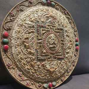 Mandala de cobre Tibetano con acabado dorado, piedra tachonada - Product Image 3