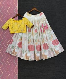 ชุดเลเฮนกาโชลีแบบเย็บเต็มตัว ทำจากผ้าจอร์เจตต์ ประดับพู่ห้อยหนักแบบทำมือและเข็มขัด - Product Image 2