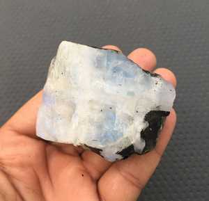 Qualité supérieure 1 pièce pierre de lune naturelle arc-en-ciel non traitée cristaux de spécimen de pierre précieuse brute vente en gros - Product Image 3