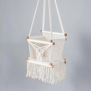 Chaise suspendue magique pour bébé faite à la main en macramé, en coton de couleur crème et en bois durable - Product Image 1