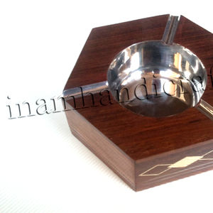 Cenicero de madera hecho a mano hermoso y de diseñador de calidad extrema con trabajo de incrustaciones de latón - Product Image 1