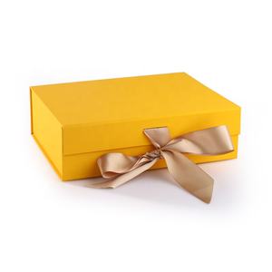 Groupe Boîtes pliantes de luxe ivoire Boîte cadeau à fermeture magnétique Ruban interchangeable Laminage brillant Gaufrage Matériaux recyclés - Product Image 2