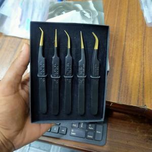 Pince à cils personnalisée en acier inoxydable noir et or Pince à cils pointu droit à 90 degrés Logo privé cils à basse quantité minimale de commande - Product Image 2