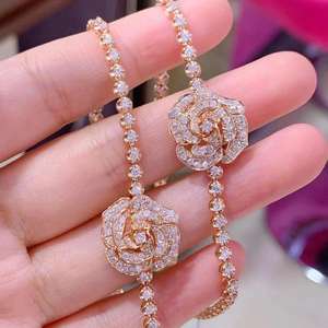 <span class=keywords><strong>Bracciale</strong></span> Tennis da Donna in Oro Bianco Puro 18K <span class=keywords><strong>con</strong></span> Diamanti Naturali e <span class=keywords><strong>Fiore</strong></span> Pavé, Nuovo Design alla Moda - Product Image 2