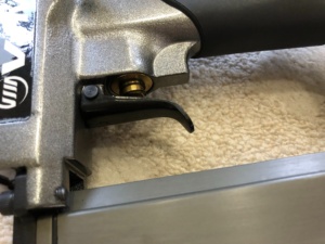 Clavadora Neumática PT635B de Calibre 23, 3 en 1, con Soplador de Aire Incorporado, Rango de Fijación de 12-35 mm y Capacidad para 120 Piezas - Product Image 3