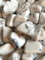 Nouvelle Pierre Roulée de Howlite de Haute Qualité, Sculptée Style Amour, Pierre Gemme de Guérison pour la Terre et la Méditation