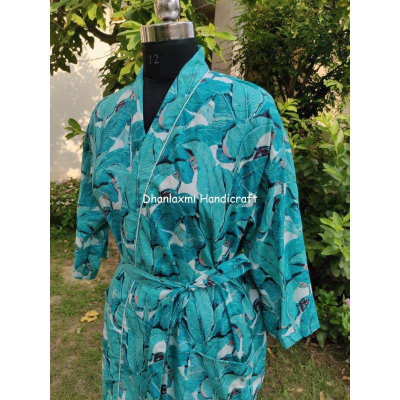 มีสีเขียวขุ่น