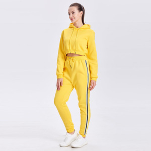 Ensemble de survêtement pour femme avec sweat-shirt court à capuche rouge, manches longues, couleur unie, en molleton bouclette, et pantalon de jogging avec bande latérale - Product Image 4
