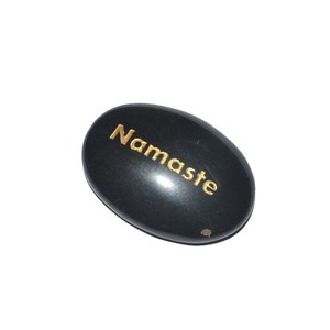 Grossiste en pierre gravée Namaste en agate noire | Pierre gravée Namaste en agate noire à bas prix Pendentif en pierre de guérison gravée - Product Image 1