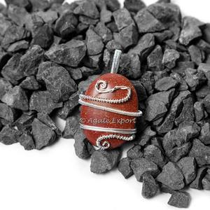 Pendentifs de guérison en fil de jaspe rouge ovale Agate en cristal naturel Pierre précieuse Feng Shui sculptée en pierre semi-précieuse exportateur - Product Image 1