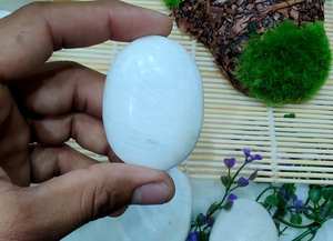 Scolosite Agate Pierres précieuses Différentes formes Feng Shui Love Carving Healing Pocket Worry Products avec des cristaux de pierre de palmier - Product Image 6