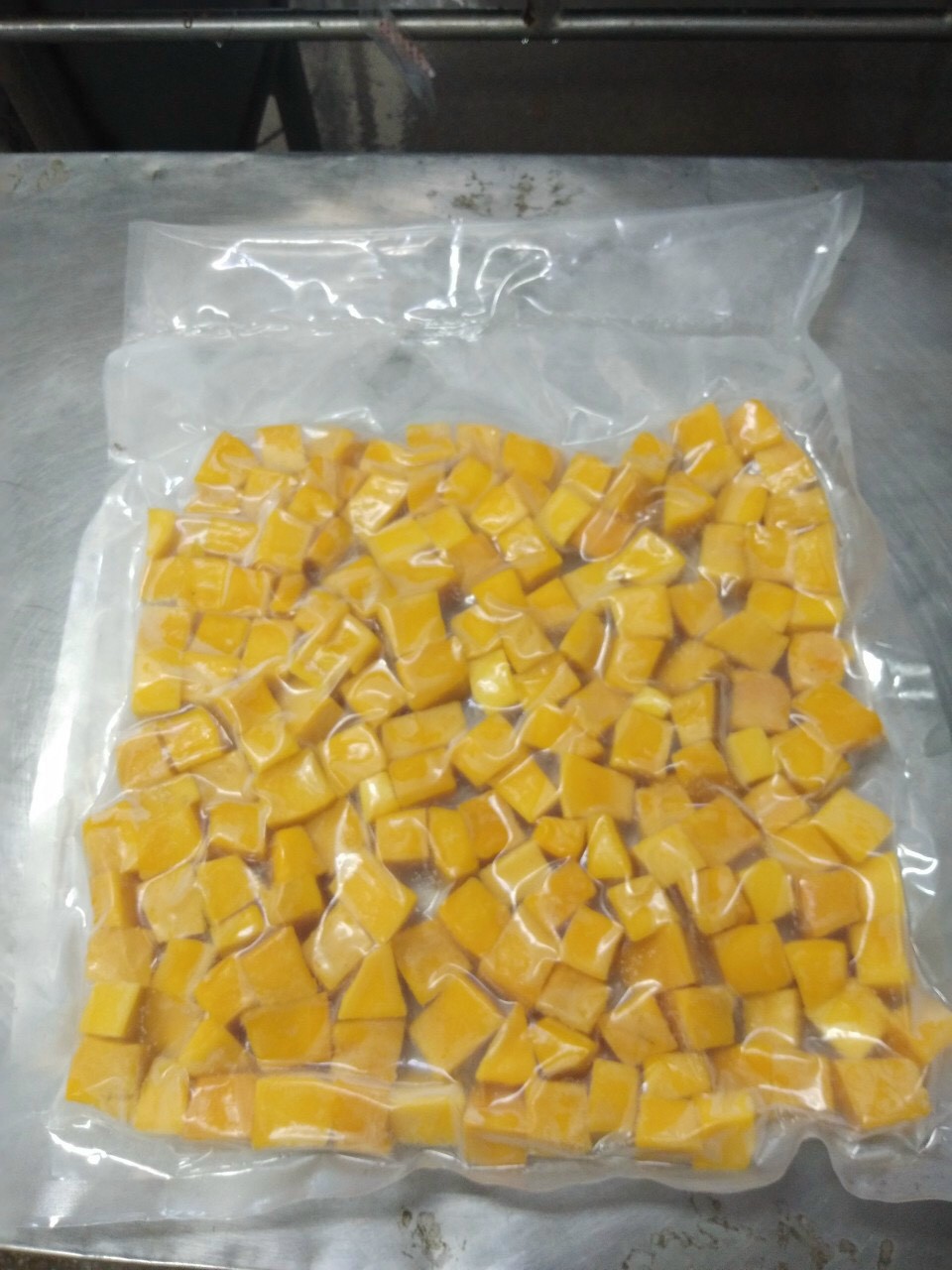 Vietnam Natural Yellow Mango Frozen Dice Half Cut Or Smash Fruit Bulk With Best Pric