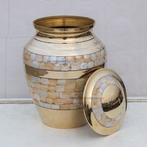 แม่ไข่มุกสำหรับเผาทองเหลือง,โกศสำหรับขี้เถ้ามนุษย์เถ้าทองเหลืองโกศพร้อมไม้ม็อบสลักในแบบฉบับโกศจากอินเดีย - Product Image 4