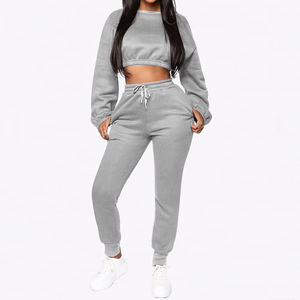 Ensemble crop top à capuche et pantalon de jogging à revers pour femme - Product Image 3
