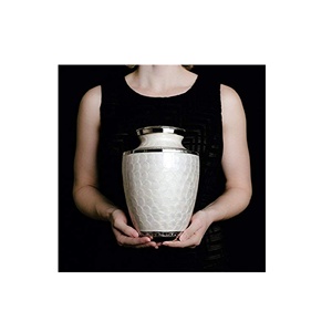Urne funéraire en laiton à texture attrayante blanche de conception merveilleuse pour les cendres humaines Fabricants d'urnes traditionnelles Exportateurs d'Inde - Product Image 5