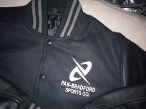 Chaqueta universitaria rosa para mujer con mangas recubiertas blancas Chaqueta Versity de invierno - Product Image 4