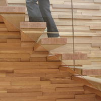 Escalier flottant moderne à poutres apparentes, marches en bois, design d'escalier