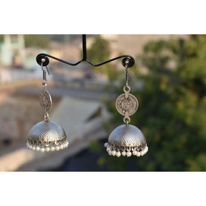 Boucles d'oreilles jhumka ghungro en laiton, aspect argent, style indien, dernière mode 2025, pour femmes et filles - Product Image 1