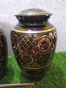 Urna clásica de latón grabado en negro de Brassworld India Suministros funerarios Premium - Product Image 5