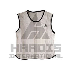 Vêtements de football pour jeunes de haute qualité uniformes de football pour l'équipe à séchage rapide gilet uniforme de football en maille personnalisé gilet de football - Product Image 1