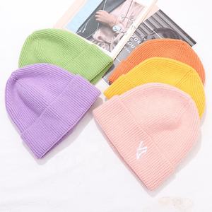 Chapeau beanie rayé en coton jacquard avec logo personnalisé du fabricant pour adultes, impression numérique, hiver, automne - Product Image 3