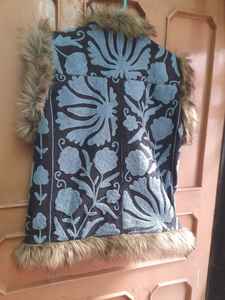 Suzani Afghani-Chaqueta bordada con detalles de piel - Product Image 2