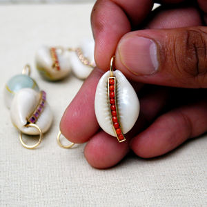 Colgante de Concha de Cauri Roja, Oro Amarillo de 14k, Fabricante de Joyería Fina - Product Image 3