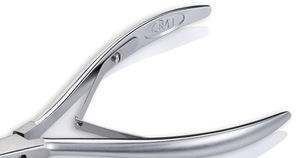 Pince à cuticules NGHIA OMI CB-202 à double ressorts en acier inoxydable plaqué gris avec joint à boîte - Product Image 4