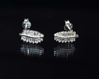 Anting-anting wanita model daun klasik berlapis perak, bertahtakan Cubic Zirconia dengan setting bezel perak Sterling 925 dari Sameer Art Craft.
