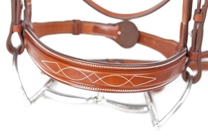 Brida de Cuero Negro de Lujo y Duradera para Caballo con Diadema de Cristal y Diseño Acolchado para Equitación Inglesa, Entrenamiento, Exhibición y Competición - Product Image 3
