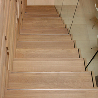 Escalier flottant moderne à poutres apparentes, marches en bois, design d'escalier