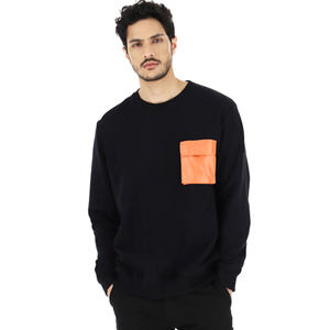 Sweat-shirt ras-du-cou noir à col roulé, sweat-shirt noir avec impression et poche de poitrine fait 100% POLYESTER - Product Image 3