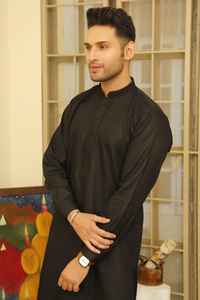 Diseño de traje de fiesta Shalwar Kameez de seda y algodón de moda para hombres negros con estilo indio inspirado en Pakistán - Product Image 2