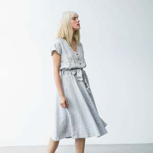 Vestido de lino sexy de manga corta con bolsillo, color gris claro, 100% lino, formal, de verano, a la última moda, tendencia 2026 - Product Image 2