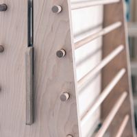 Étagère de présentation sur pied en bois massif Esposit, design personnalisé, finition couleur personnalisée, logo personnalisé, fabriqué en Italie pour les tapis