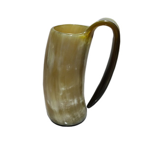 Tasse à corne pure Viking Design Chope à bière sculptée à la main et polie pour une utilisation intérieure unique ou un affichage de bar Véritable chope à bière Viking - Product Image 2