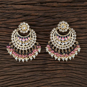 Pendiente de Meenakari de aspecto rico hecho a mano, Indo occidental, chapado en oro, 104735 de joyas Kanhai, al mejor precio - Product Image 5