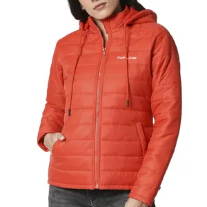 महिलाओं के लिए उच्च गुणवत्ता वाली शीतकालीन पैडेड पफर हाइब्रिड जैकेट को अनुकूलित डिज़ाइन और लोगो लेडीज़ पैडिंग करें