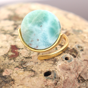 Bague ronde en Larimar naturel réglable pour femme Usine en gros Laiton plaqué or pour mariage ou fête - Product Image 3