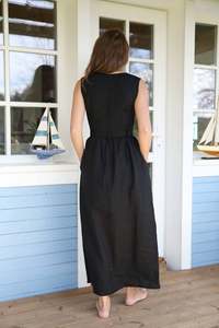 Robe longue en lin noire, sexy, tendance, au design actuel, en tissu crêpe, col rond, sans manches, pour femme. - Product Image 4