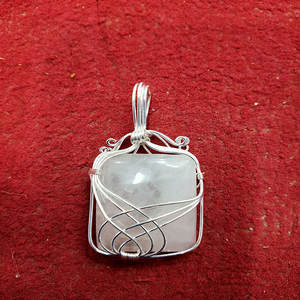 Colgante de piedras preciosas envueltas en alambre de cuarzo rosa, joyería hecha a mano Tottaly - Product Image 1