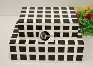 Joyero geométrico en resina negra con diseño de línea blanca y forma cuboide para almacenamiento y embalaje de regalos y regalos - Product Image 5