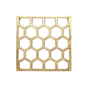 Sous-plat vintage élégant rond en aluminium brut, finition en laiton, vente en gros, moderne, classique, fait à la main, design personnalisé - Product Image 6