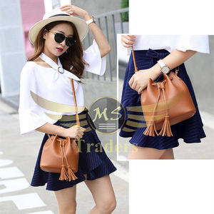 Fabricación nuevo 2023 bolso de cubo de Color marrón sólido de moda bolso de mano barato transpirable con cordón negro de cuero para mujer - Product Image 6