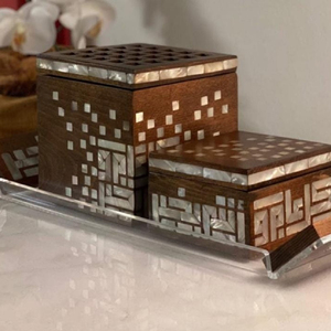 Bandeja Acrílica con Caja de Nácar y Asa de Madera para Ofertas Especiales de Ramadán a un Precio Muy Económico por United Trade World - Product Image 1