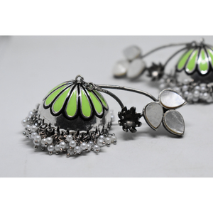 Dernière mode 2025, boucles d'oreilles jhumka en laiton aspect argent meenakari tendance pour filles et femmes - Product Image 2